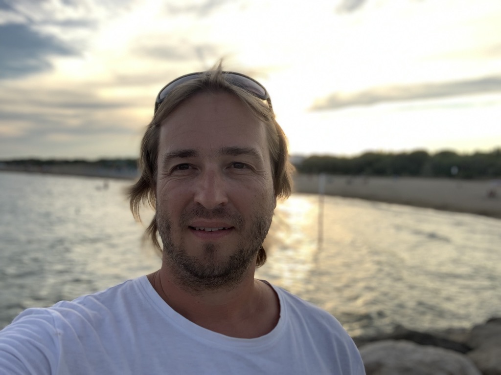 Jan u moře při západu slunce